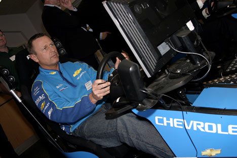 Indtil Kim Holmgaard nye Chevrolet Lacetti er klar må han klare sig med en tur i Chevrolets racersimulator